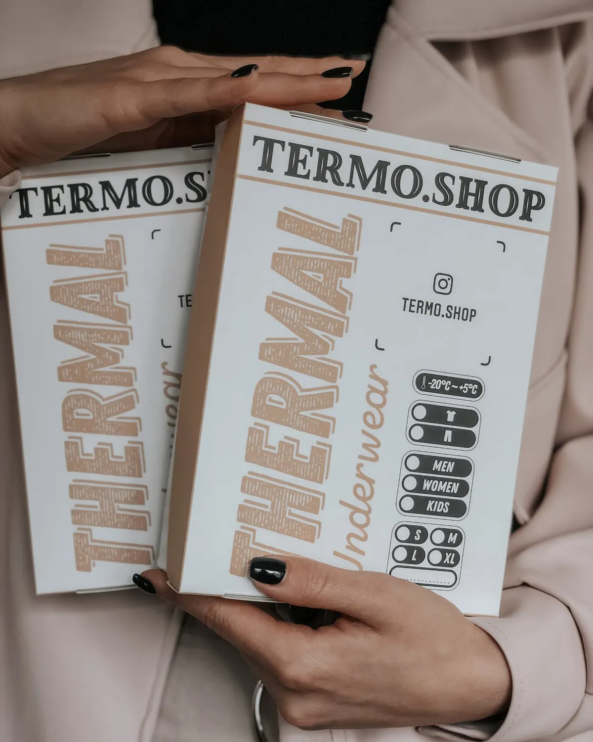 Коробки TERMO.SHOP у руках